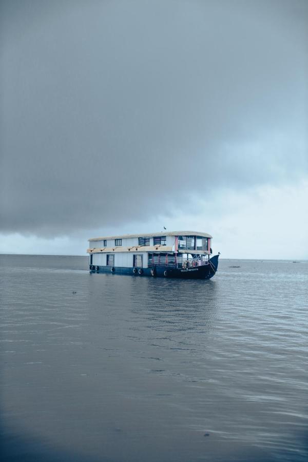 Отель Harmony Houseboats Alappuzha Экстерьер фото